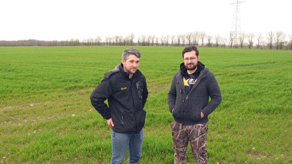 Âgés de moins de 30 ans, Florian Bouchery (à g.), sa sœur Juliette (absente le jour du reportage) et son cousin Alix représentent la nouvelle génération du Gaec. © M. Guillemaud